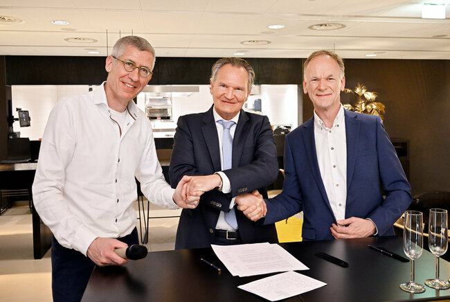 ASML and TU/e sign the 'memorandum of understanding'. From left to right: Frank Schuurmans (Head of Research ASML), Robert-Jan Smits (President TU/e) and Jos Benschop (Senior Vice President Technology ASML).