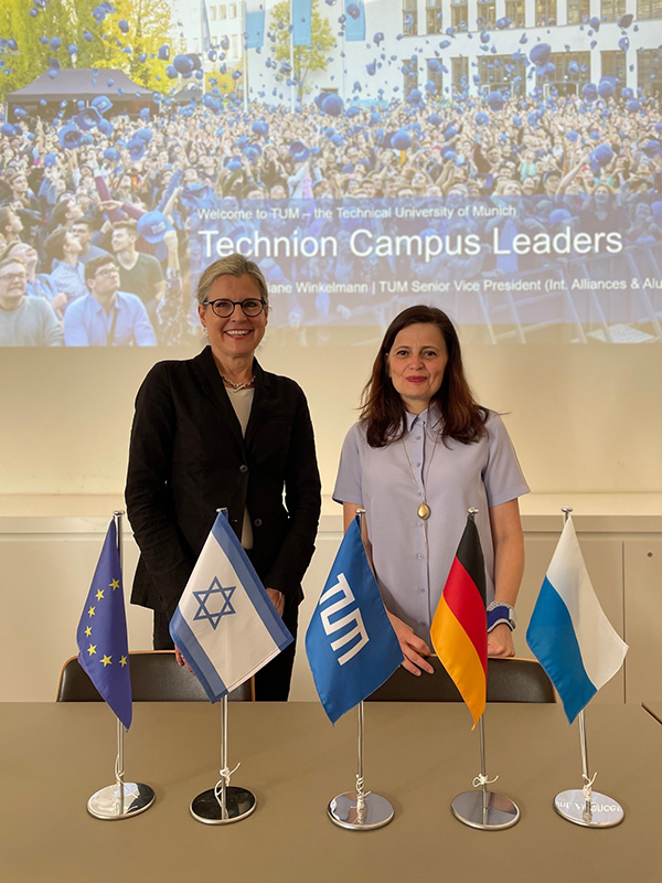 TUM Senior Vice President Prof. Dr. Juliane Winkelmann (left) and the Israeli Consul General for Southern Germany, Carmela Shamir