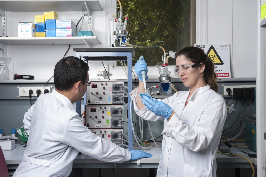 A male and a female researcher in a bioengineering lab at Technion Israel Institute of Technology.