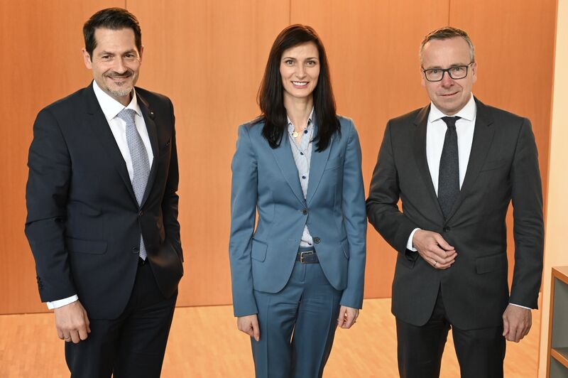 Photo of TUM President Thomas Hofmann, EU Commissioner Mariya Gabriel and Dean Gunther Friedl