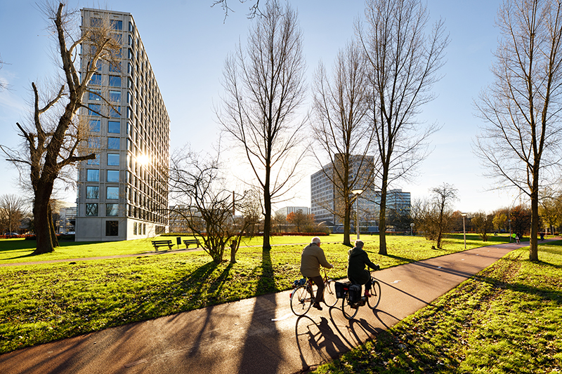 Campus of TU Eindhoven with two cyclists